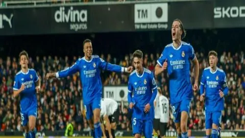 米兰半场激战以1-2负于都灵，拉比奥世界波惊艳，托莫里争议点球引波澜，莱奥伤退增添变数