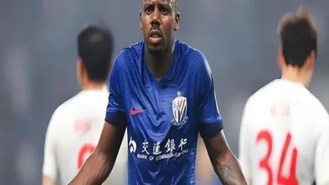 “伊万遭毛剑卿炮轰：90分钟闲置，归化球员上场机会何在？”